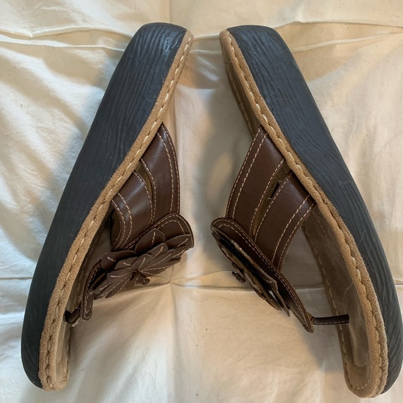 NWOT, brown sandals with flower detail, size 9 - Picture 3 of 5